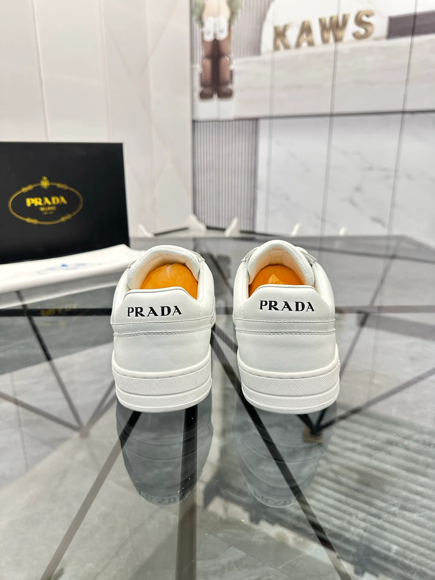Men's shoes: 💰P400¥ Product trademark: Prada *"Prada*" low-top casual shoes Regular size: 38-44 (can be customized to 45) Product materials: imported cowhide upper, sheepskin lining, original outsole. Number: 020